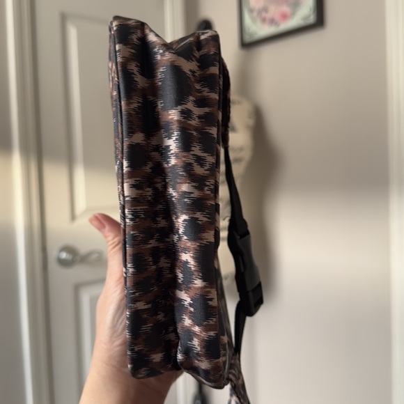 Old Navy-Cheetah Waist Bag - Picture 7 of 7